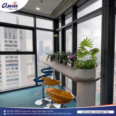 Khu vực cửa kính văn phòng Kanetora Hà Nội trước khi dán phim cách nhiệt