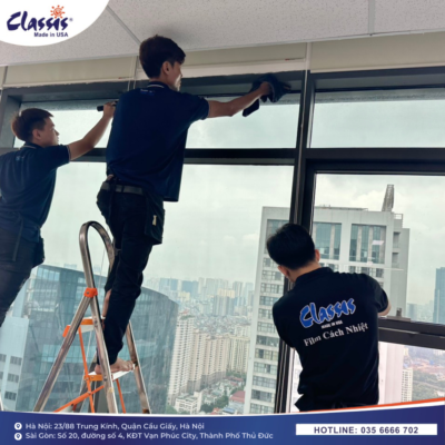 Thi công dán phim cách nhiệt cửa kính văn phòng bằng thang chuyên dụng