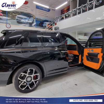 Rolls-Royce được đưa vào khu vực thi công tại showroom Toàn Tiến Mỹ Đình