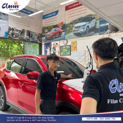 Mr Thảo hướng dẫn học viên trước khi thực hành dán phim cách nhiệt ô tô.