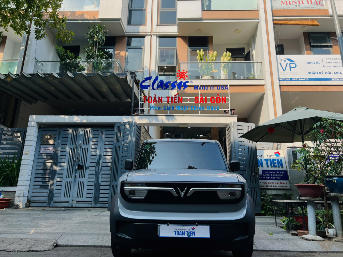Dán Phim Cách Nhiệt tại Showroom Toàn Tiến Sài Gòn cho VF3