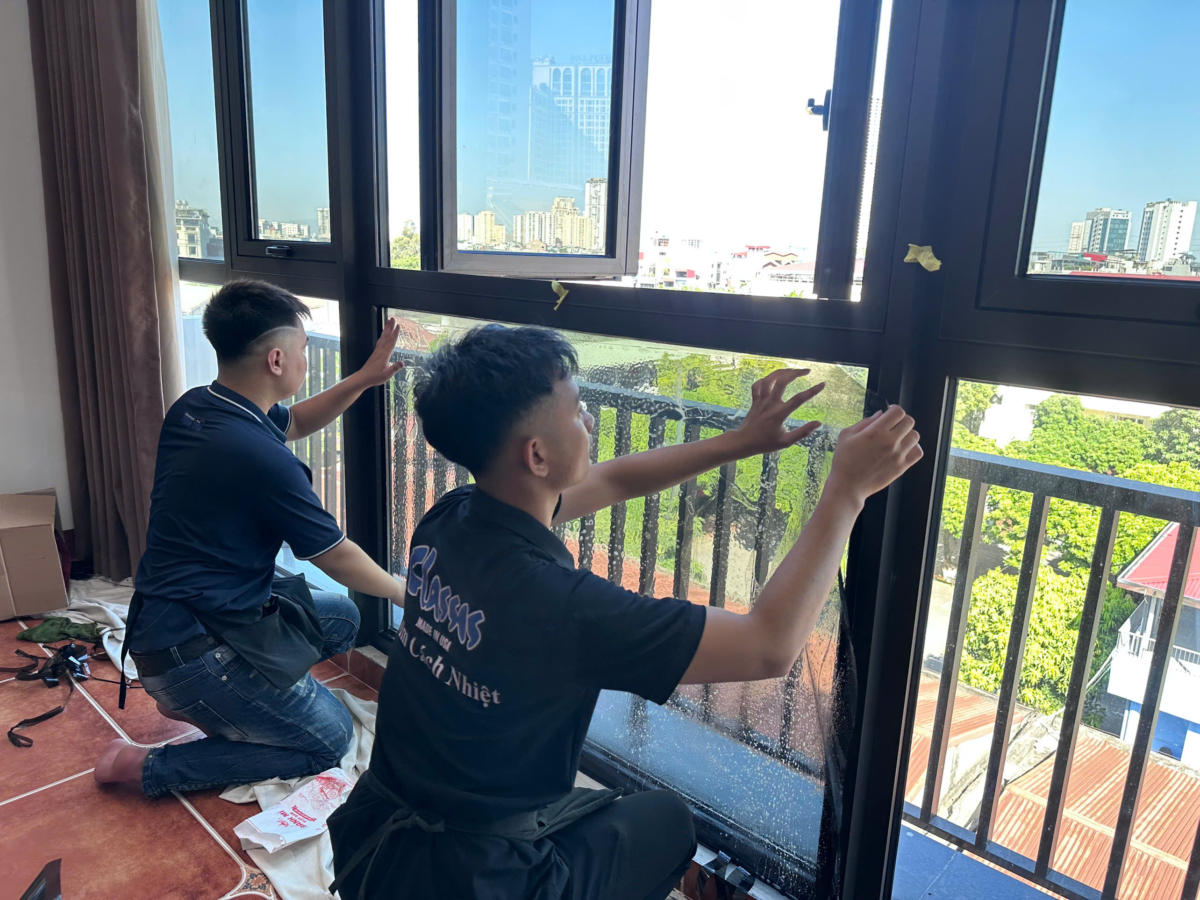 Đội ngũ Classis thi công phim cách nhiệt trên cửa kính lớn cạnh rèm