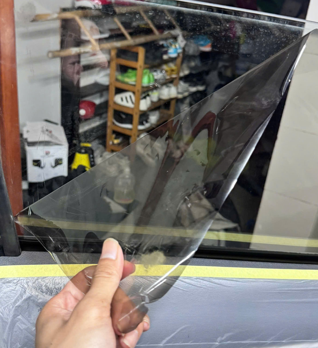 Gỡ phim cũ và vệ sinh keo